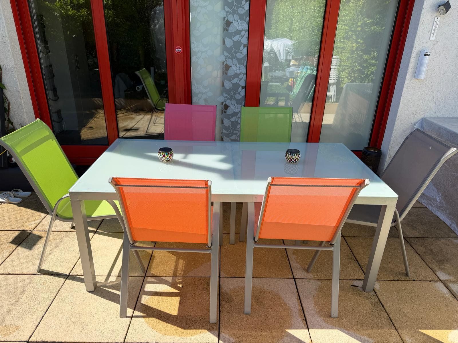 Set di tavolo e panche: Ensemble de jardin en aluminium avec 7 chaises – Usato da LA  PLAINE venduto da ProTG 2