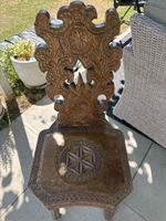 Antiker geschnitzter Holzstuhl mit Ornamenten Vintage Unikat