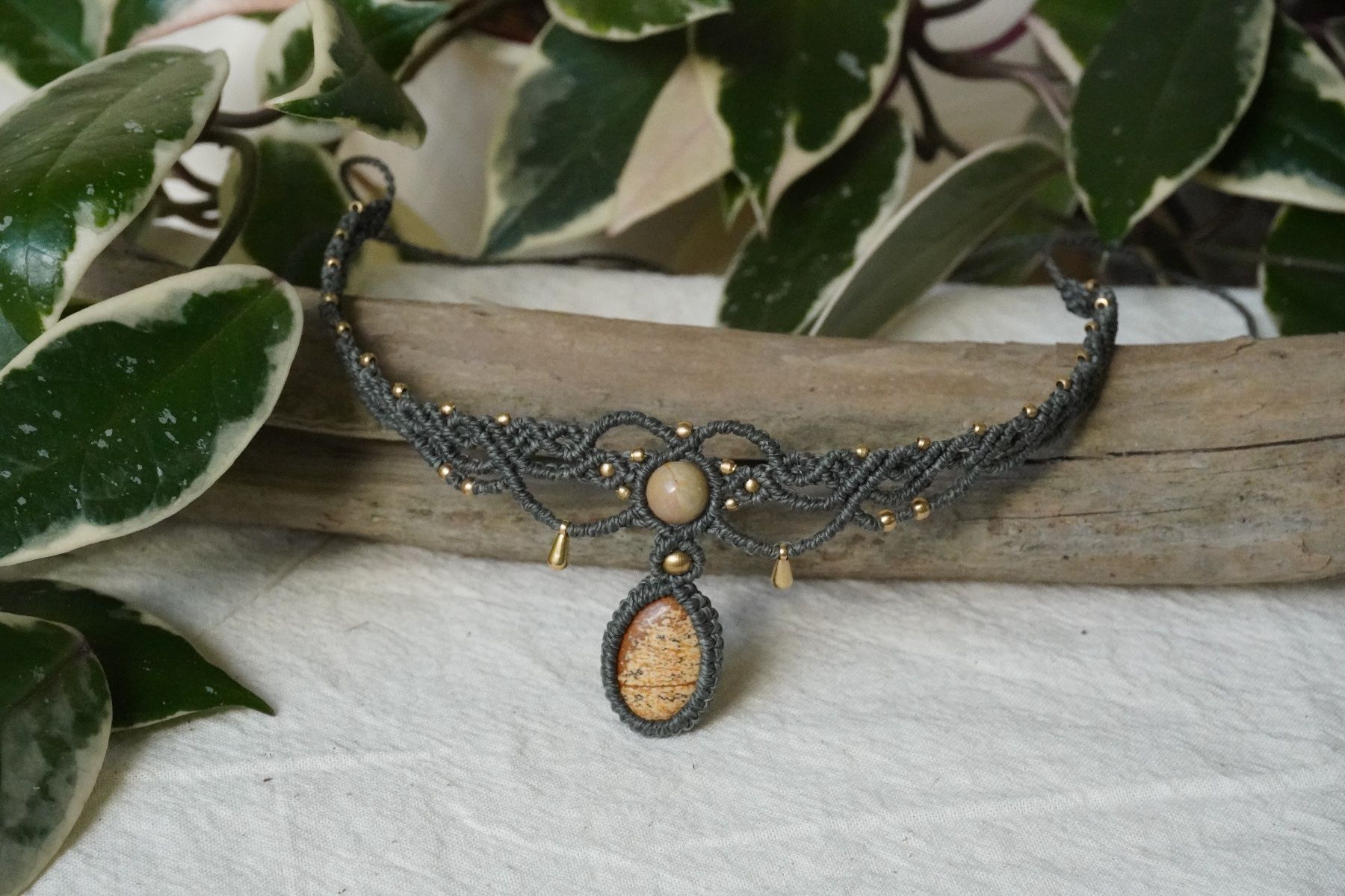 Catenine: Einzelstück - mirava - Makramee Choker-Halskette – Nuovo (secondo la descrizione) da Heerbrugg venduto da R.St27 2
