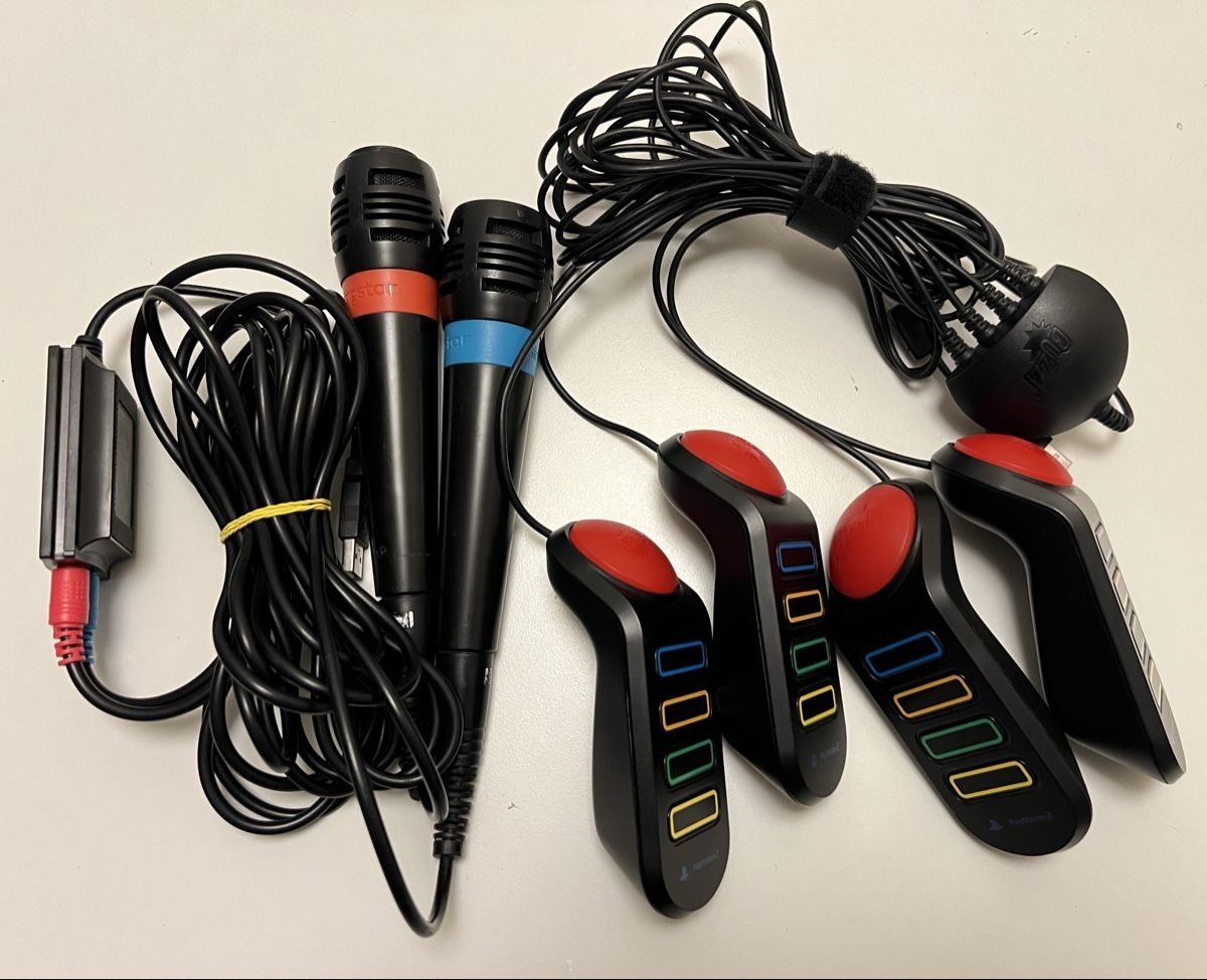 Manettes: PlayStation SingStar Set mit 2 Mikrofonen & 4 Buzz controll – D'occasion à Unterengstringen par Sehr1986
