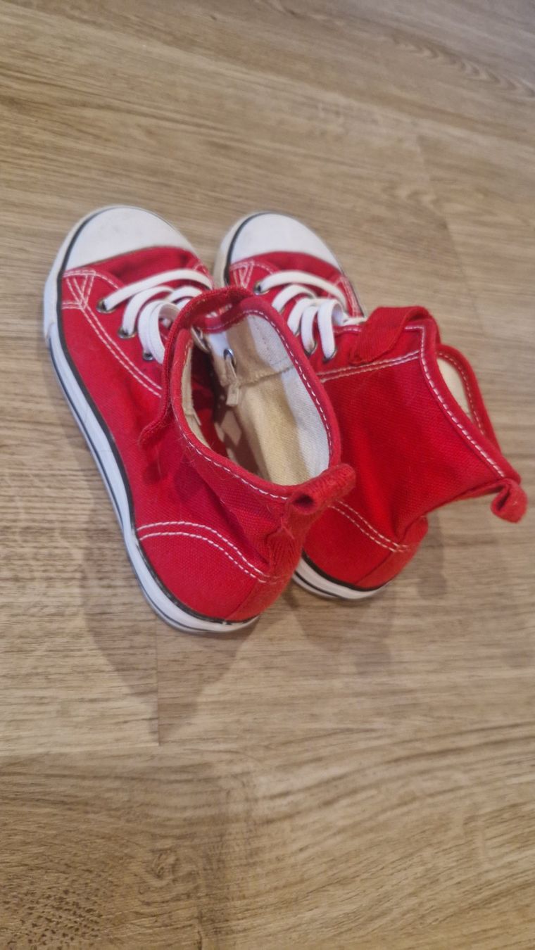 Scarpe per ragazzi: Rote Kinder Turnschuhe, Gr. 32, Top Zustand – Usato da Roggliswil venduto da Crosser17 1
