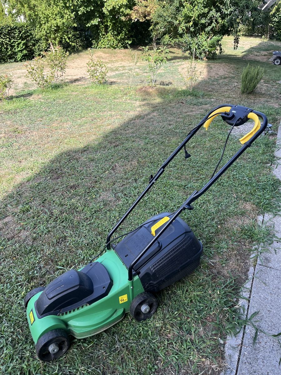 Tondeuses à gazon: Elektrischer Rasenmäher, 2-jährig – D'occasion à Kloten par Mianan88 2