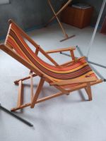Holz-Liegestuhl mit Streifenmuster für den Sommer!