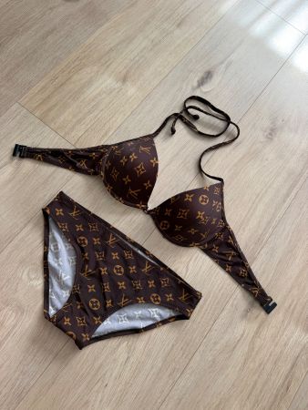 Der Badeanzug ist von Louis Vuitton, aber nicht original