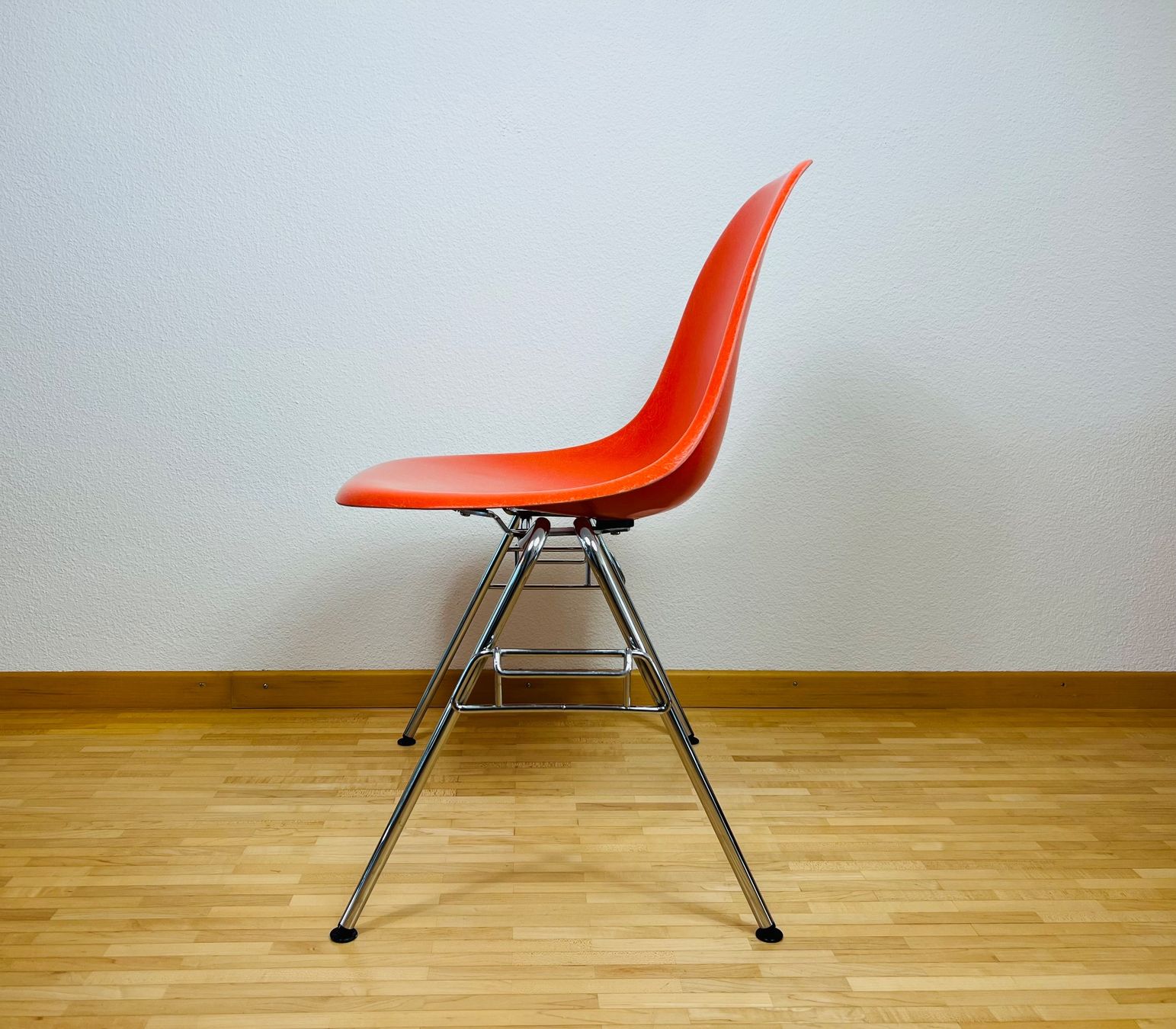 Vitra Sedie: 4 Vitra Eames Fiberglas - Stacking Side Chair - chrome Base – Usato da Egg b. Zürich venduto da B02_Designklassiker 2