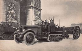 Artillerie motorisée devant l'Arc de Triomphe, datée 1938