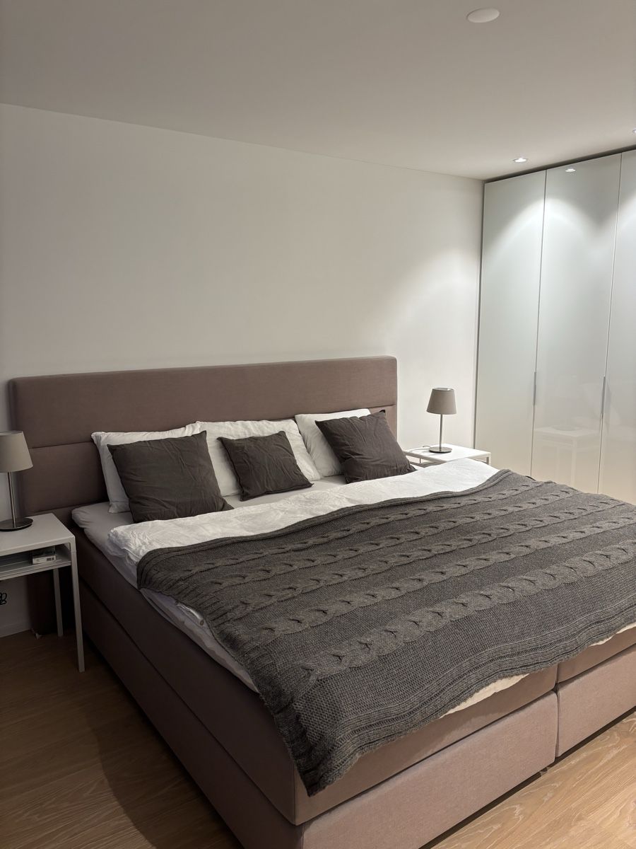 Letti: Marken-Boxspringbett 200x200 zeitlos schön – Usato da Uerikon venduto da HAJ1000