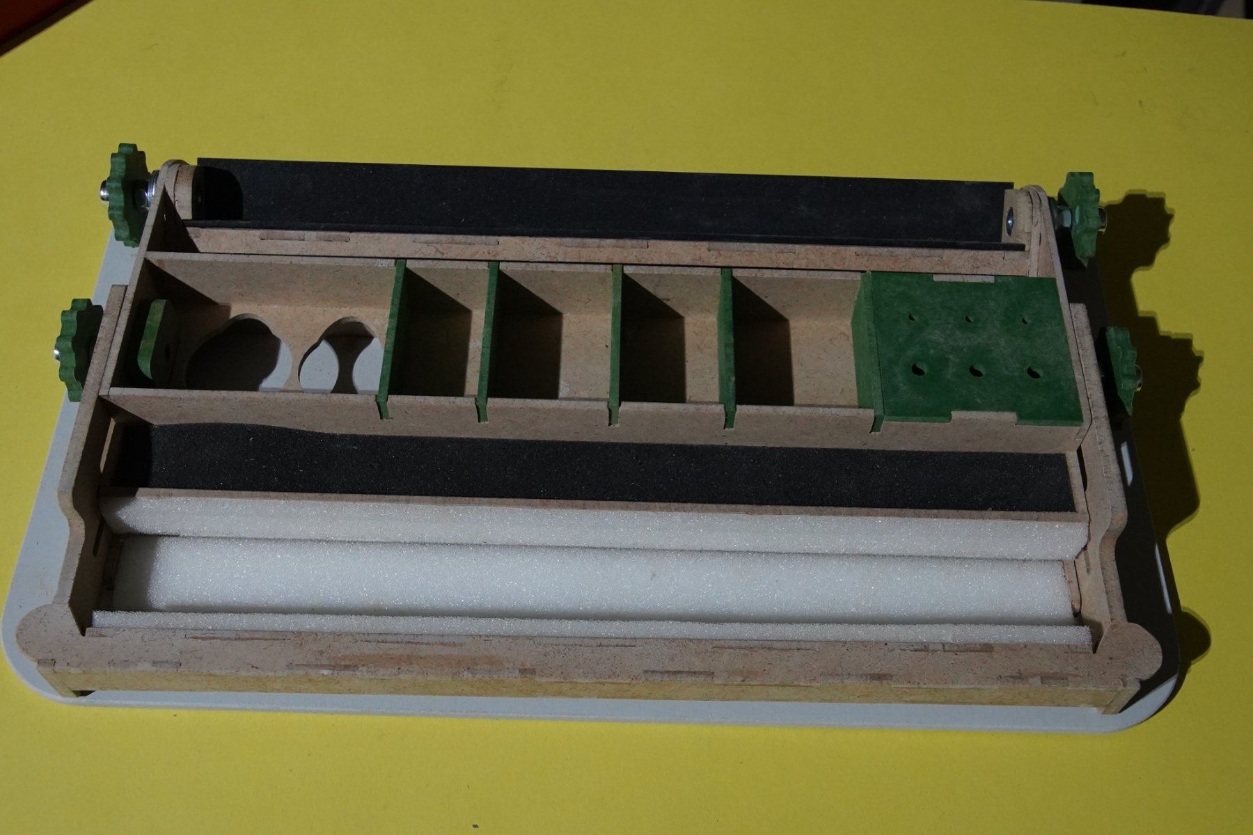 Modellini di ferrovie: Serviceliege für Spur N Modelle – Nuovo e nell'imballaggio originale da Bettlach venduto da Natan3 1
