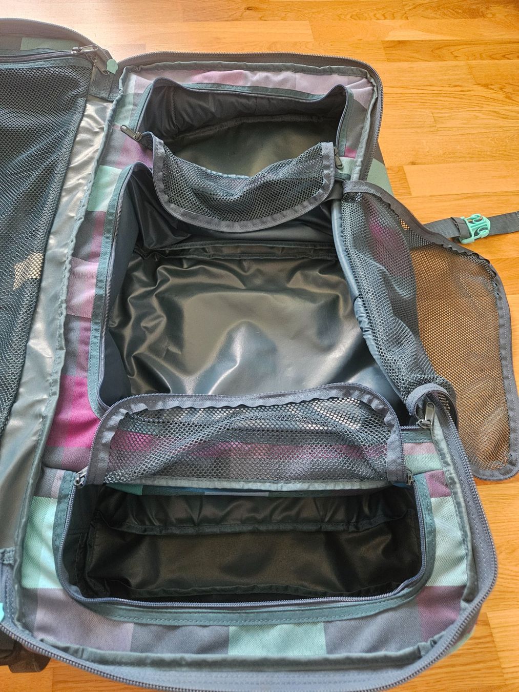 Dakine Reisekoffer: Dakine Reisetasche mit Rollen – Gebraucht aus Rüti ZH von looren94 4