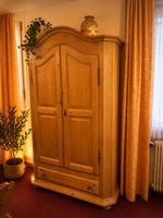 Kleiderschrank Massivholz Landhausstil Antik guter Zustand