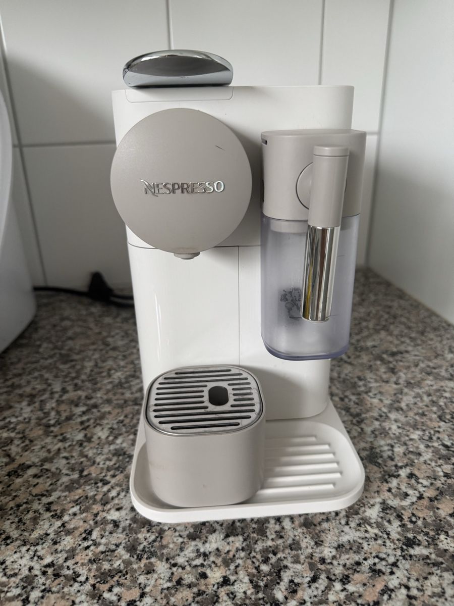 Nespresso Macchine per caffè & Macchine per espresso: Nespresso Lattissima One – Usato da Richterswil venduto da LuluGL