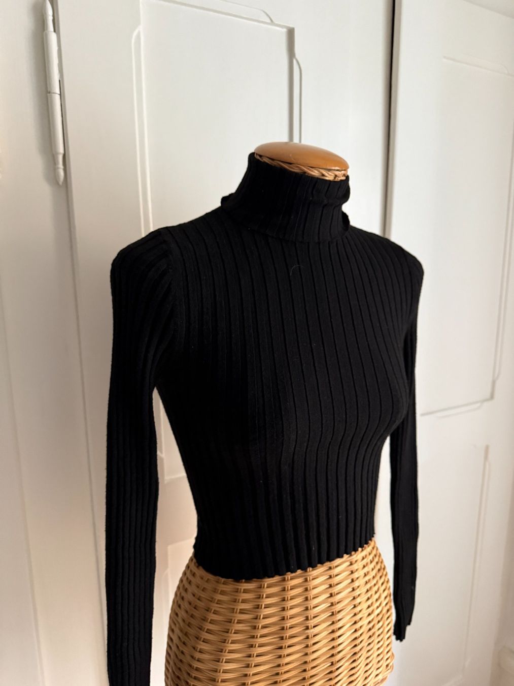 Bershka Maglioni & Felpe: BERSHKA - cropped Rollkragen Pullover schwarz S – Usato da Zürich venduto da Diazaio 1