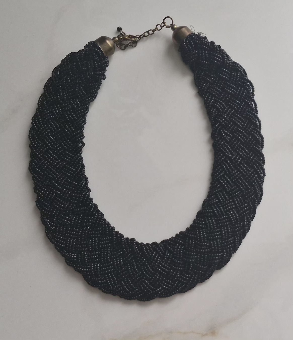 Catenine: Elegante Schwarze Perlenkette, handgefertigt – Usato da Grenchen venduto da Arga.11