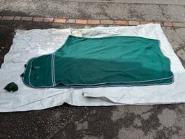Grüne Abschwitzdecke / Fleecedecke für Pferd mit Gurt