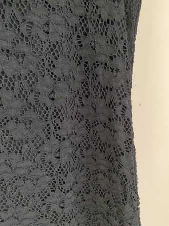 schwarzes Kleid