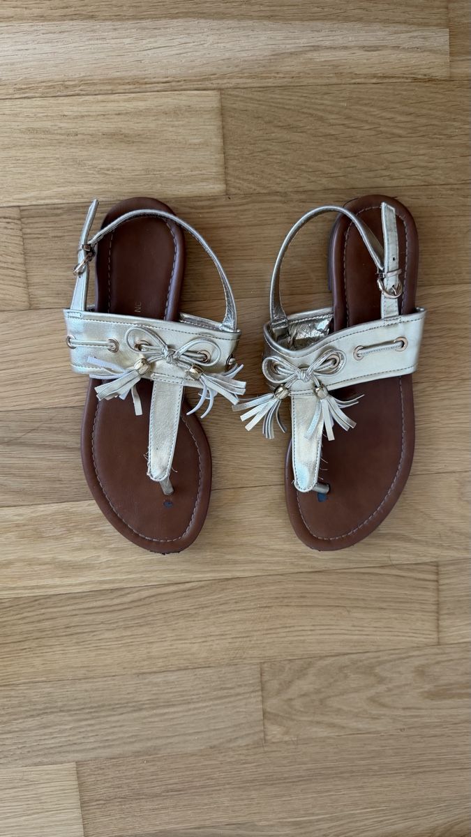 Damenschuhe: Sandalen Damen Gold Grösse 38 – Gebraucht aus Ammerswil AG von Diki.S 1