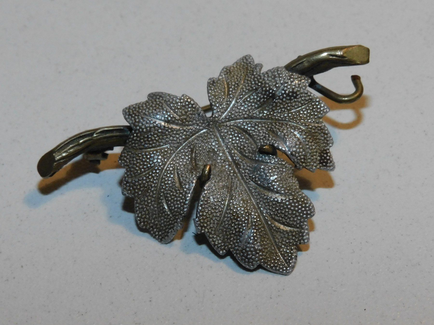 Broches & Aiguilles: Brosche alte handgemachte Brosche 5.5 x 2 cm – D'occasion à Sursee par 76 3