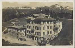Hotel  Bären,  St. Moritz  mit  Oldtimer  und  Pferdekutsche