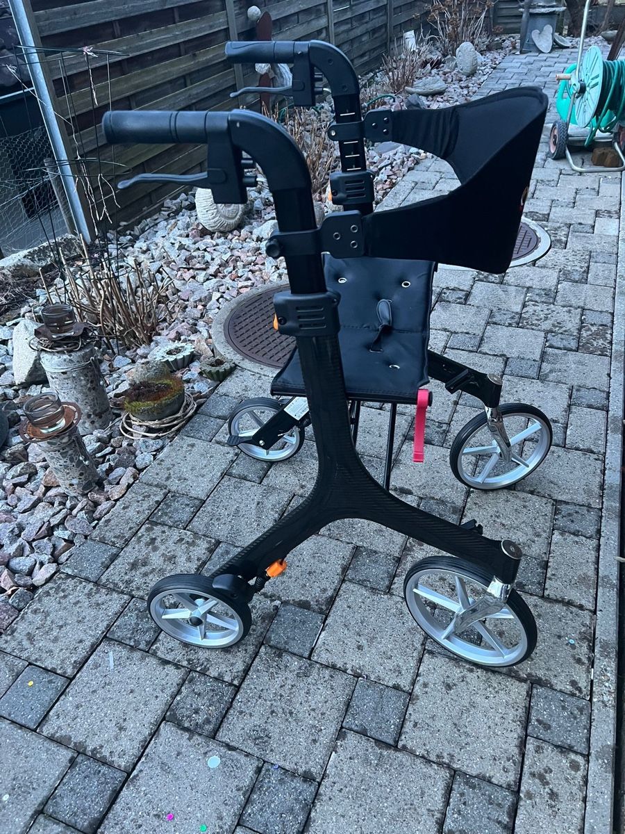 Gehhilfen: Rollator Carbon – Neu (gemäss Beschreibung) aus Augst BL von Desimi 1