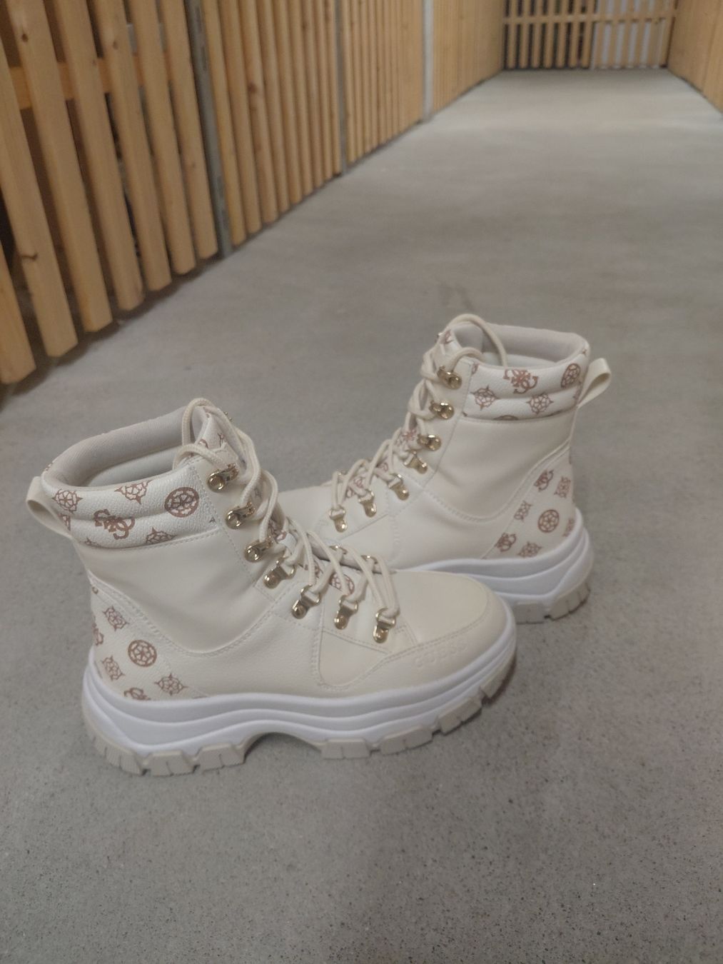 Guess Chaussures femmes: Guess Winterschuhe New – Neuf (Voir description) à Niederbipp par cra_9xqn 2