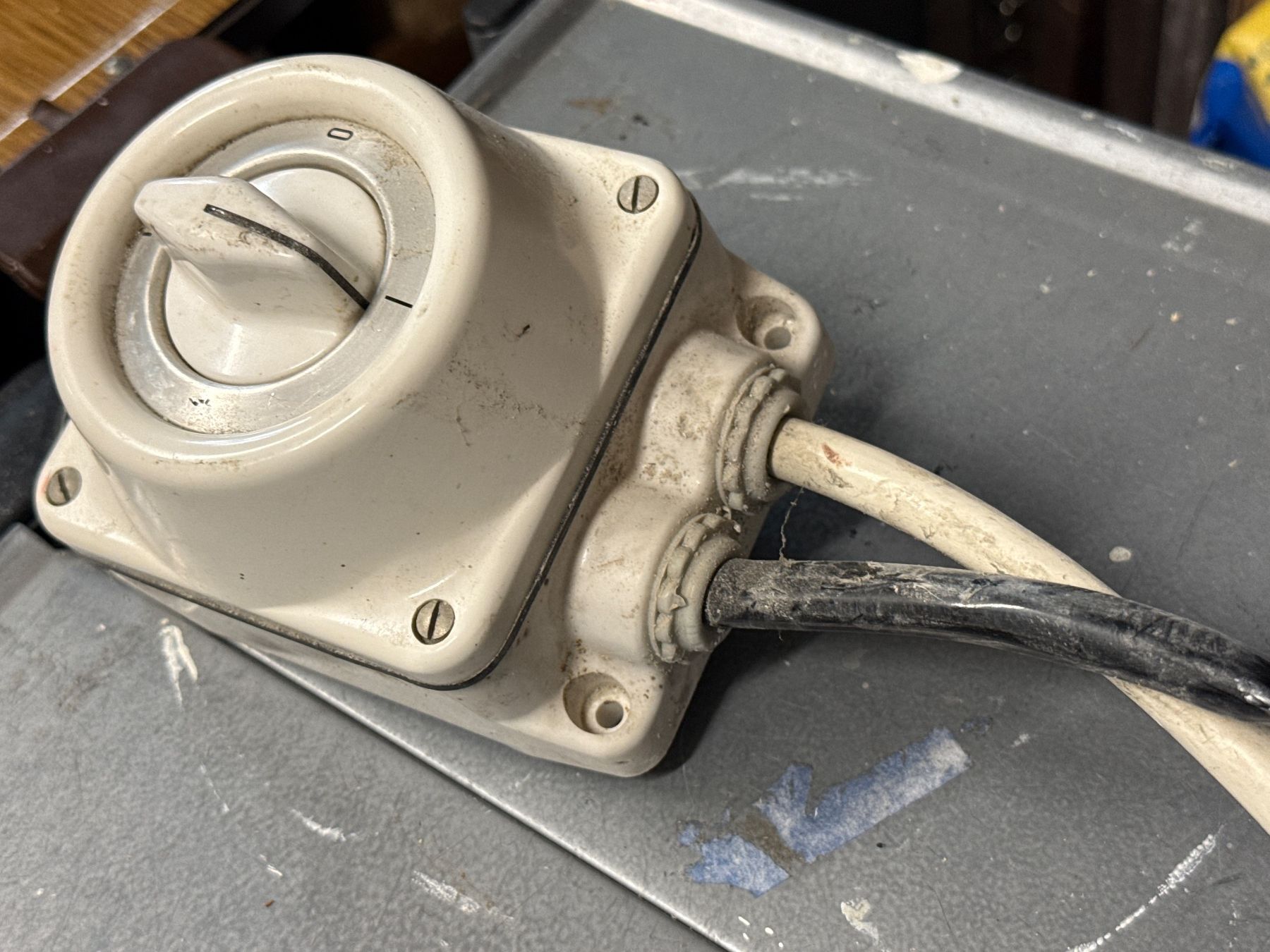 Interruttori: Aus Hausräumung:  alte Steckdose / Schalter (4) – Usato da Amriswil venduto da used2use 2