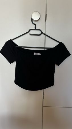 Crop Top Pamela x NA-KD schwarz schulterfrei Grösse S