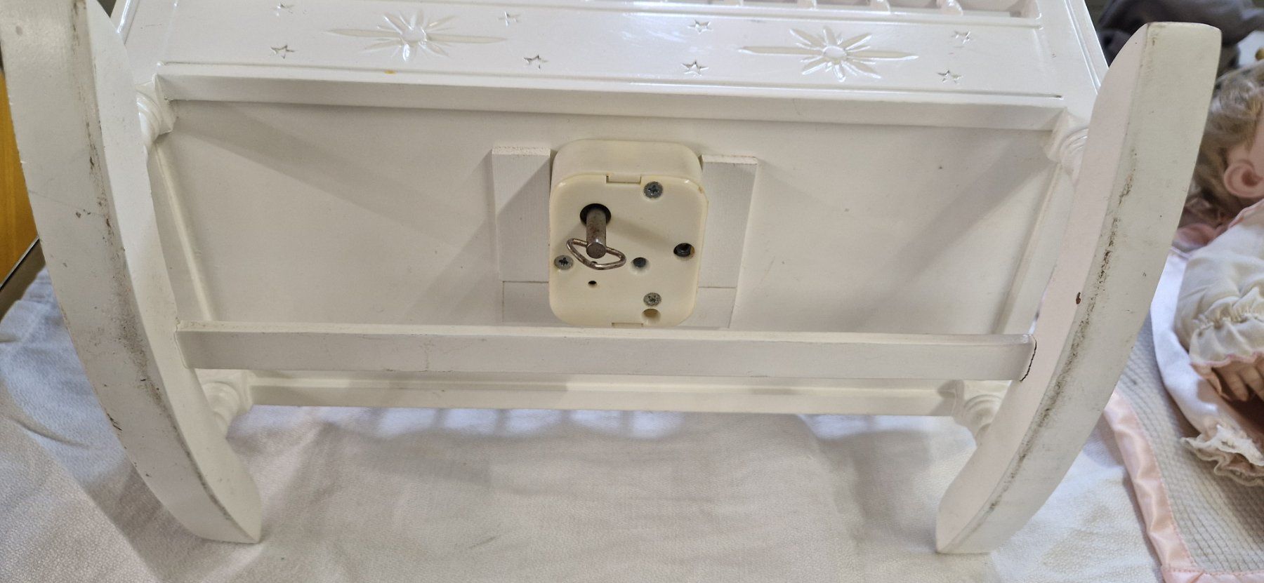 Carillon: ALTE SPIELUHR PUPPE MIT BETT – Usato da Bilten venduto da Mic2022 9