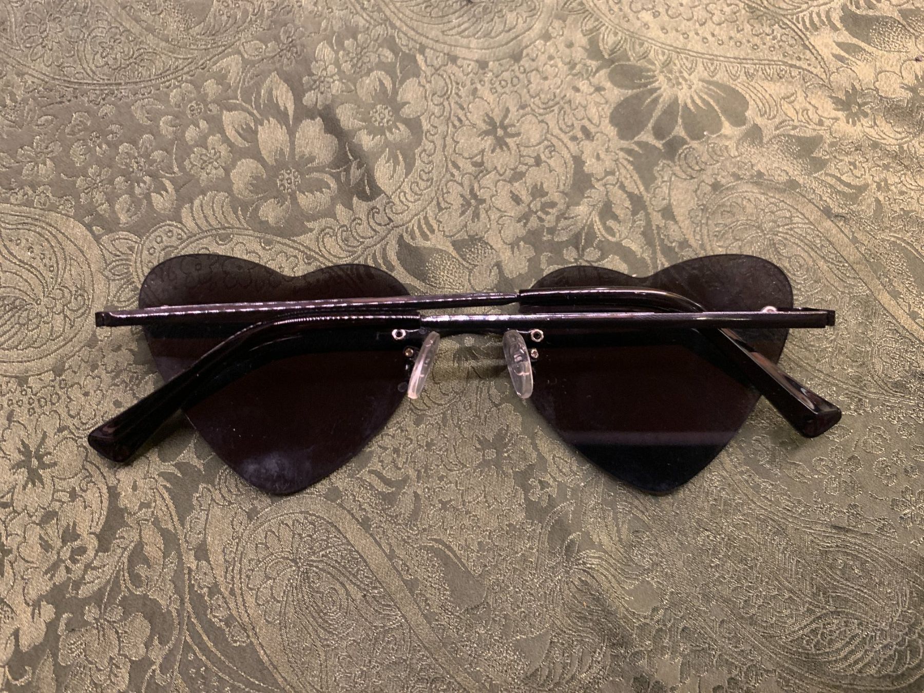 Brillen & Gläser: Schwarze Sonnenbrille in Herzform – Gebraucht aus Chalais von Decoarts.art 1