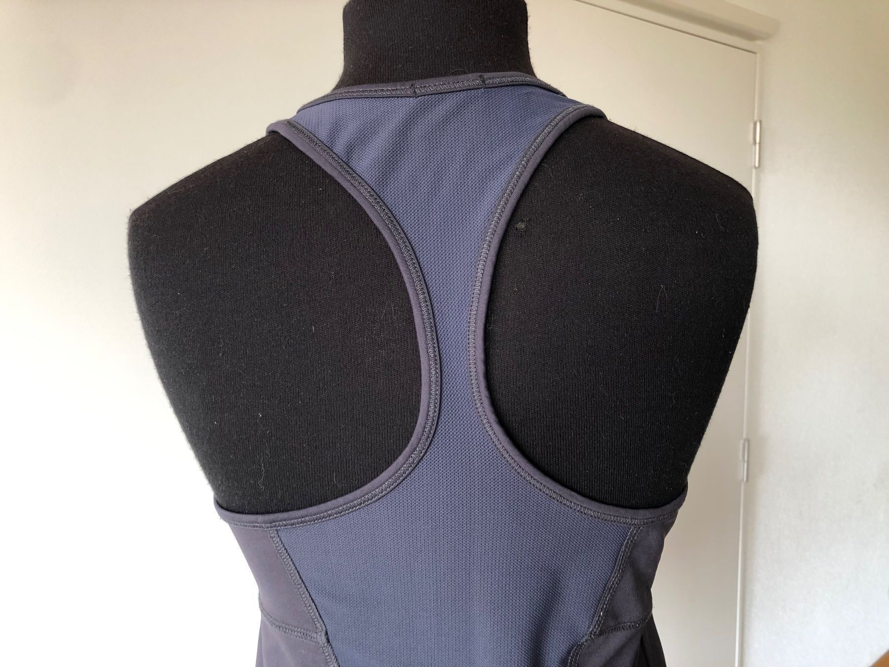 Oysho Tops: OYSHO Sportstop. Anthrazitgrau. Gr L. – Gebraucht aus Bern von Etzy 4