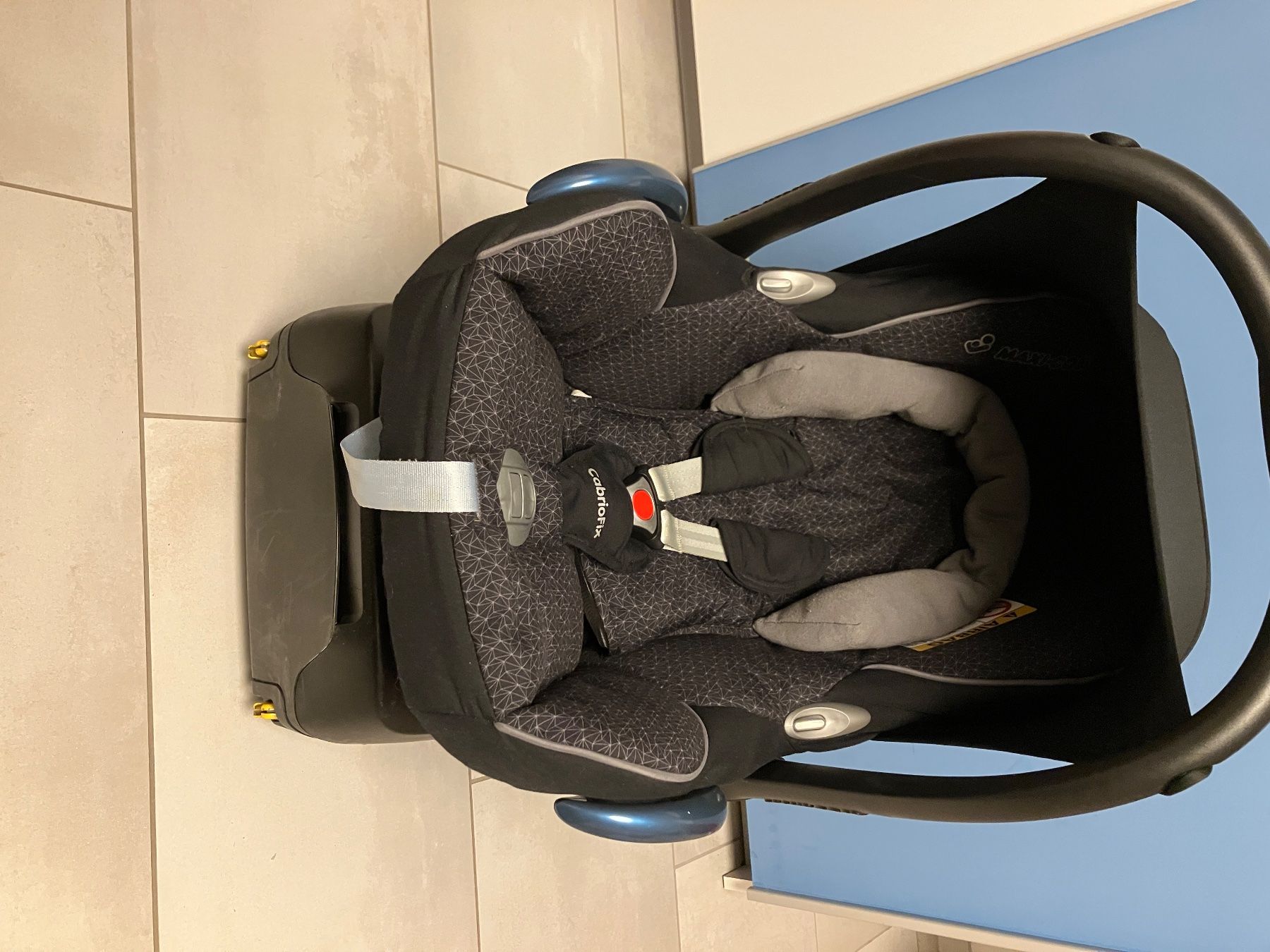 Maxi-Cosi Seggiolini per auto: Maxi-Cosi CabrioFix mit FamilyFix Basis – Usato da Sirnach venduto da ac__kxd5