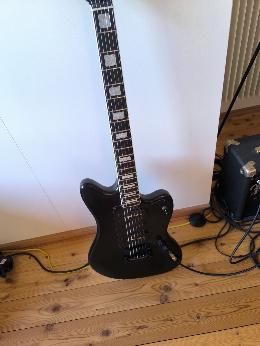 Thomann Strumenti musicali: DREI GITARREN MIT DIVERSEM ZUBEHÖR  – Usato da Paspels venduto da shifter 1