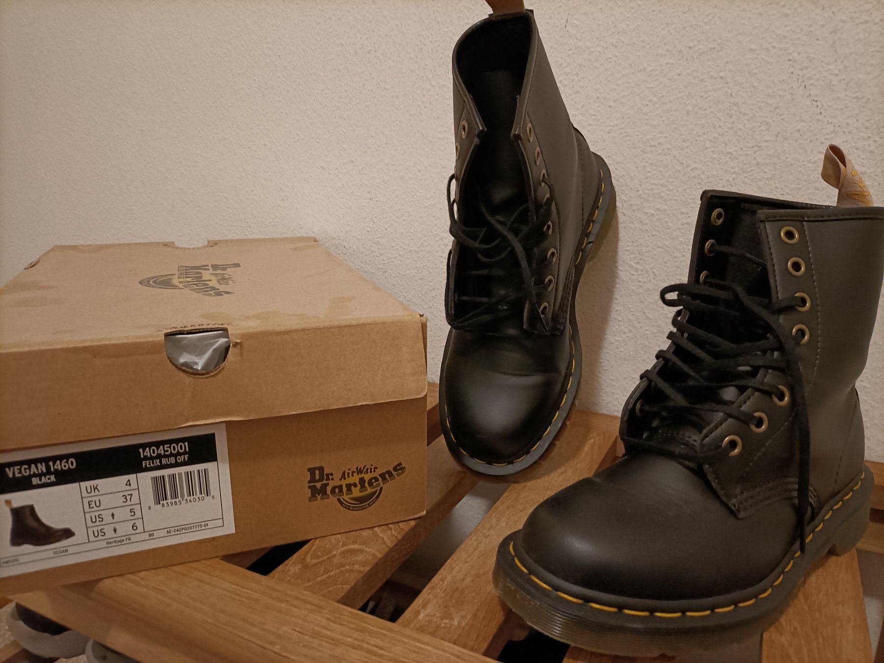 Dr. Martens Chaussures femmes: Dr. Martens Vegan 37 Boots Schnürstiefel Docs – D'occasion à Volketswil par foo_bdm7 1