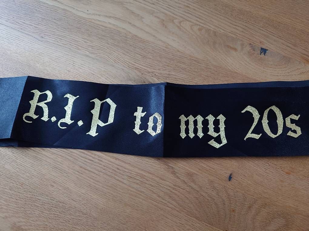 Alle Dekorationen: 30. Geburtstag Schärpe "R.I.P. to My 20s" – Gebraucht aus Winterthur von CeVe95 1