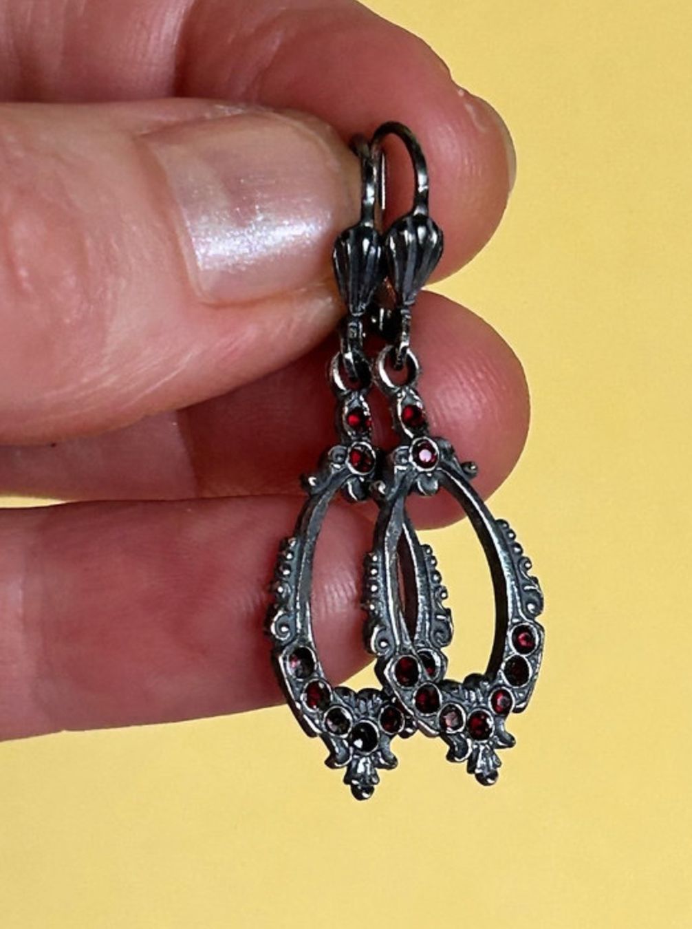 Boucles d'oreille: Silberohrringe mit dunkelroten Steinli – D'occasion à Dittingen par Bellevista 1