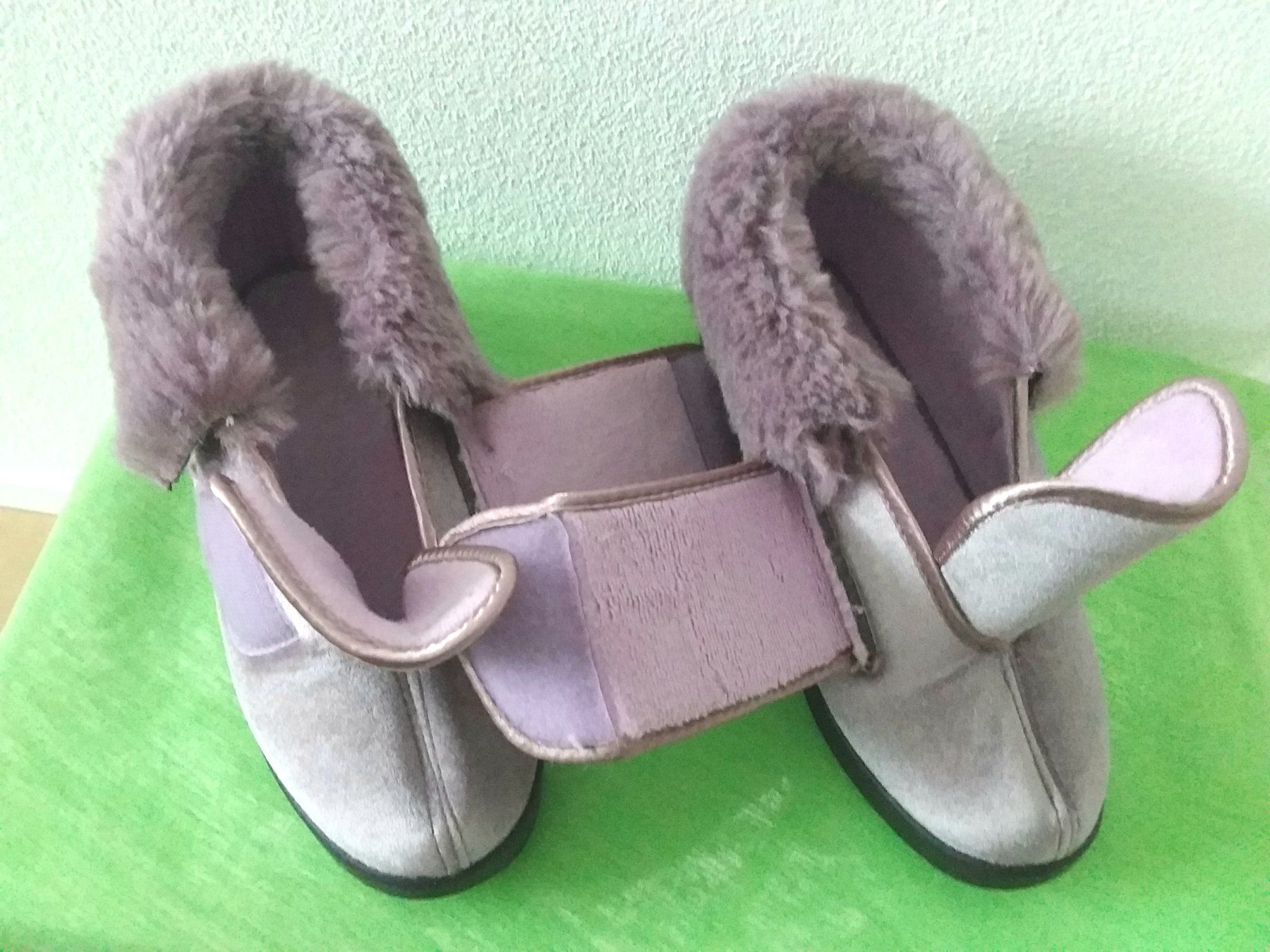 Scarpe da donna: Kuschlige Hausschuhe, Gr 40 – Usato da Uitikon Waldegg venduto da Risibisi7 2