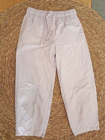 Lila Hose mit leichtem Barrel-Cut