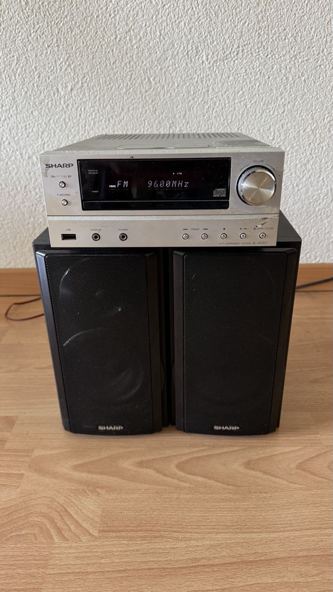 Sharp Lettore multimediale & Streamer: Sharp Hi-Fi Component System XL-HF201 mit iPod-Dock, CH-Vers – Usato da Fällanden venduto da Limousinenswiss