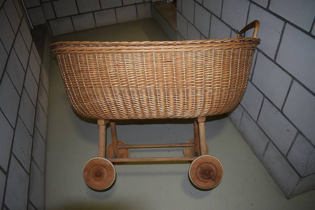 Wiegen & Stubenwagen: 100 jährige  Stubenwagen – Gebraucht aus Brügg BE von Aristotolius