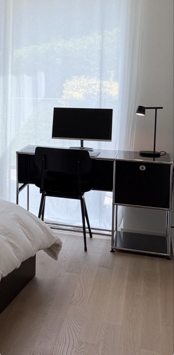 USM Scrivanie: Bureau Home Office B21 USM – Usato da Pully venduto da Adcin 1