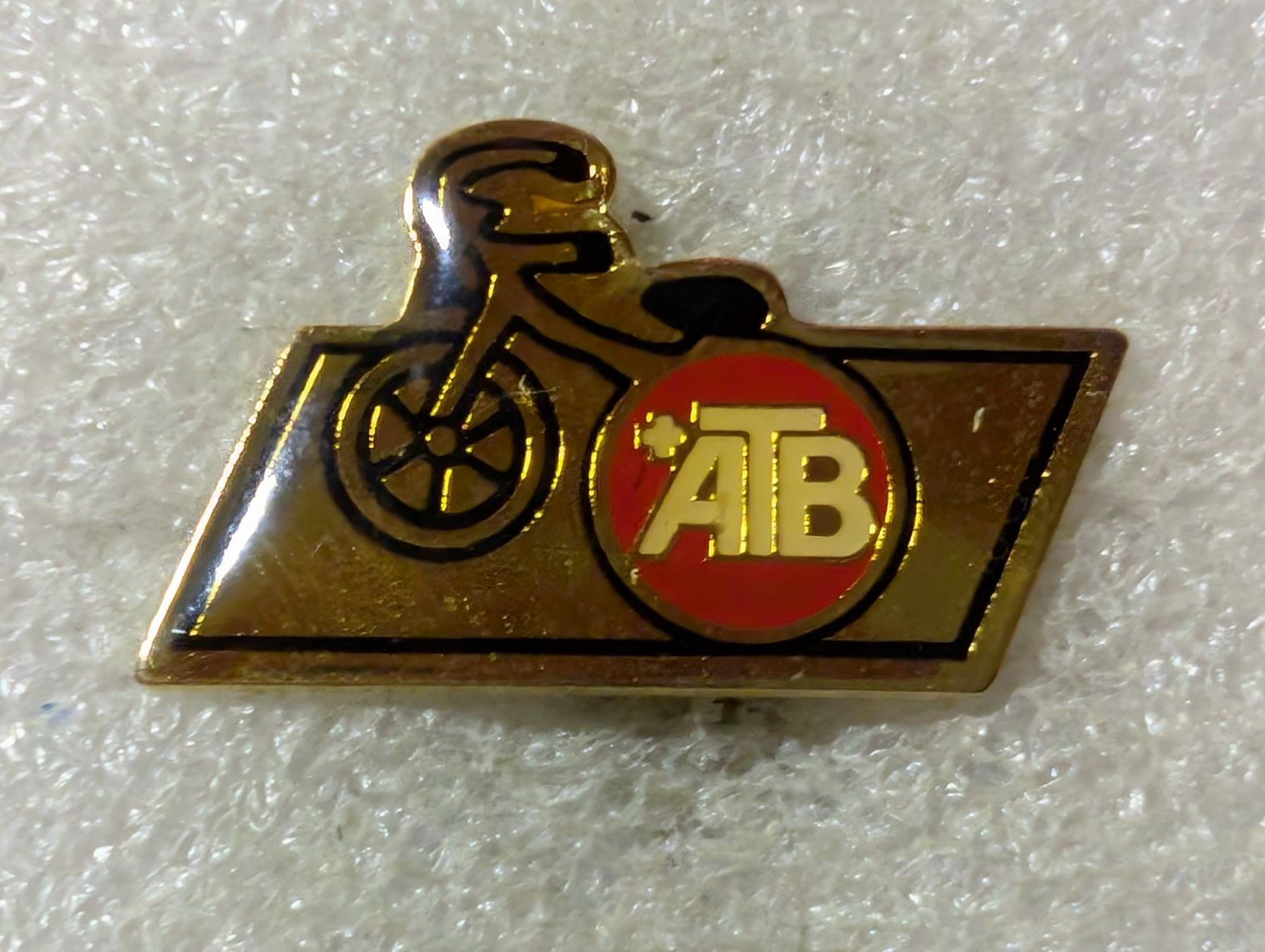 Plaketten & Abzeichen: Ansteckpin 117: ATB – Gebraucht aus Oppligen von Pin-Fall-Shop