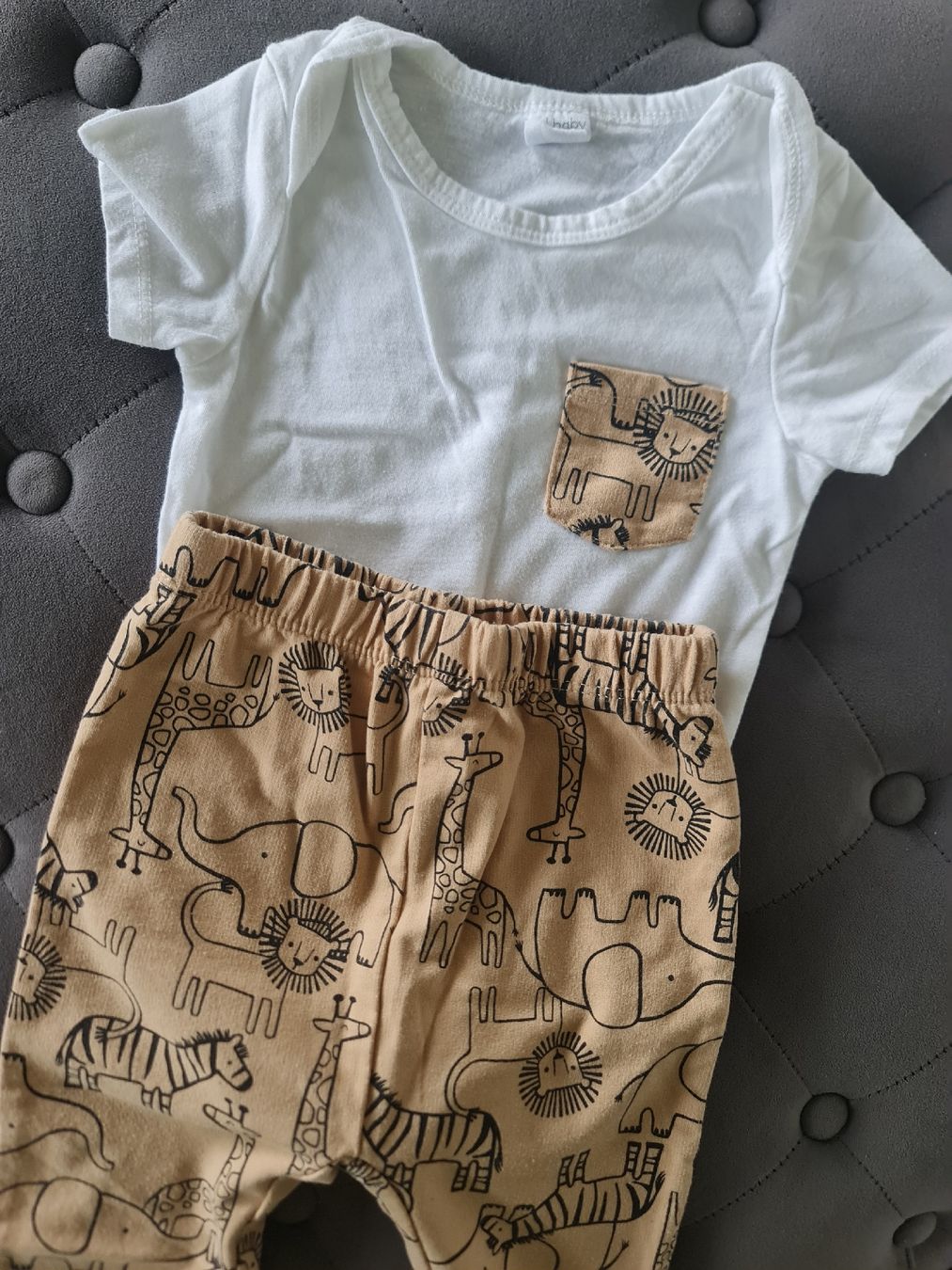 Ensembles coordonnés: Jungen Kleiderpaket  86 oder 18 Monate mit Safari Muster – D'occasion à Noflen BE par vco_hnn7 1