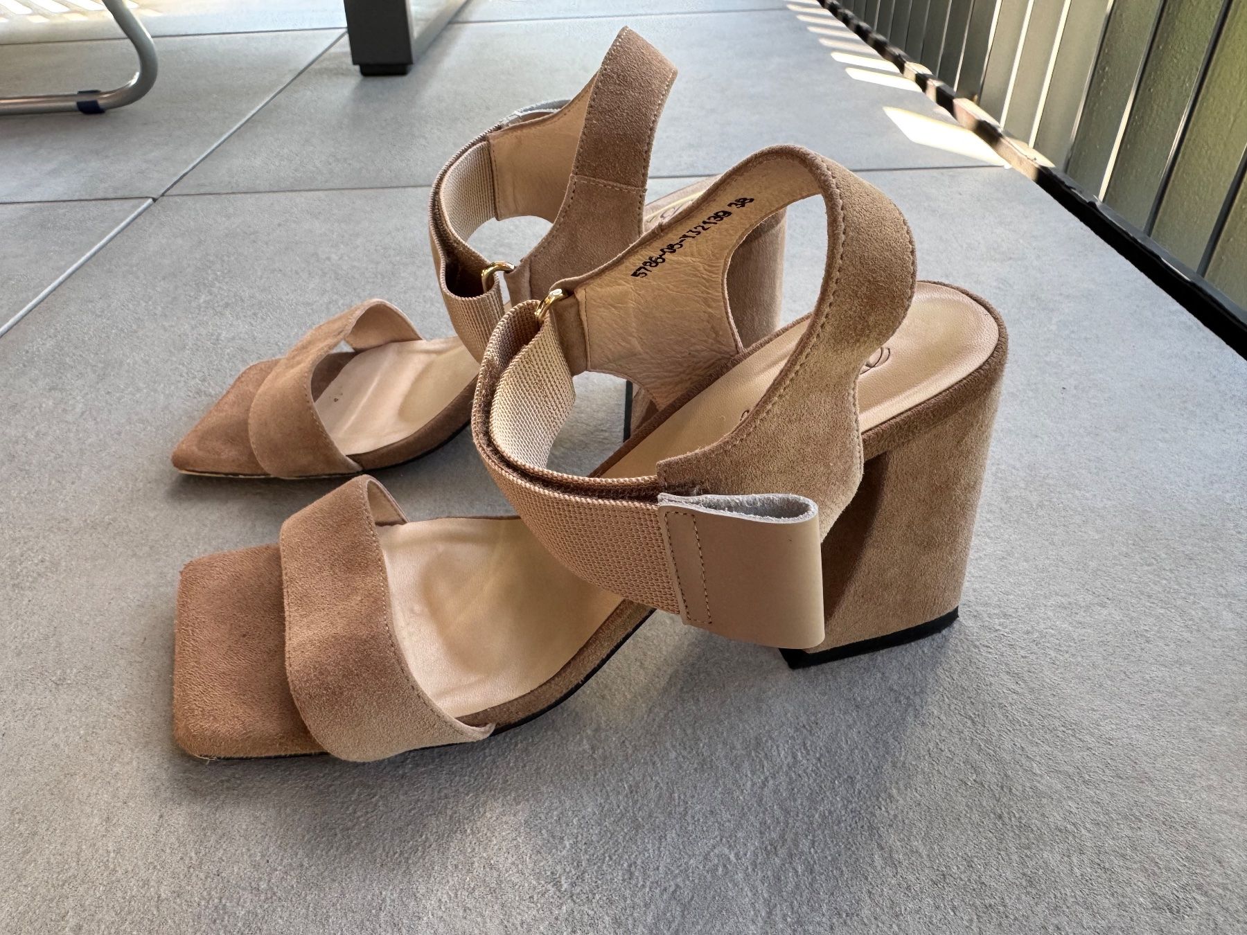 Scarpe da donna: Sandalen mit Absatz, beige, Grösse 38 neuwertig – Usato da Aarau venduto da Ruta_Ra 1