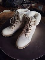 weisse Winterstiefel mit Fellabschluss