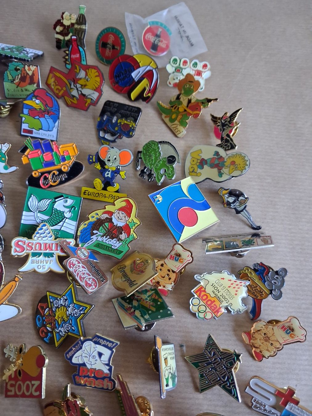 Placchette & Badge: c/ 100+ Pins mit Verschluss. Gemäss Bildern – Usato da Hagendorn venduto da siwasi3 6