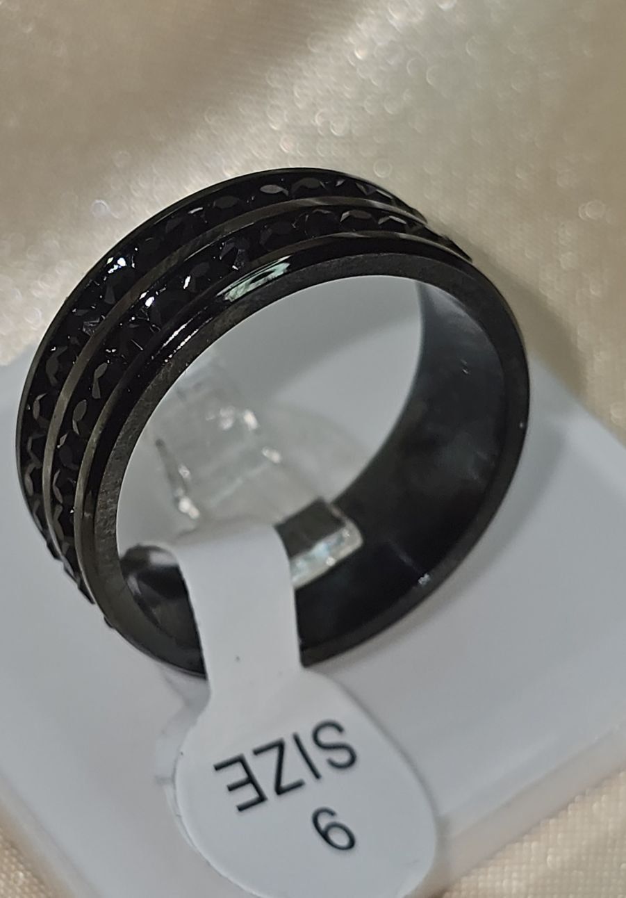 Anelli: Stilvoller Ring in Schwarz mit Kristallen, Gr. 9 – Nuovo (secondo la descrizione) da Grenchen venduto da dar_6d52 3
