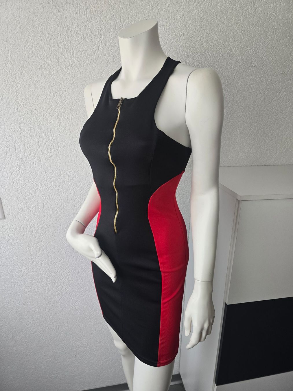 Vestiti: Robe noir et rouge T-S – Usato da Les Verrières venduto da kitel79 1