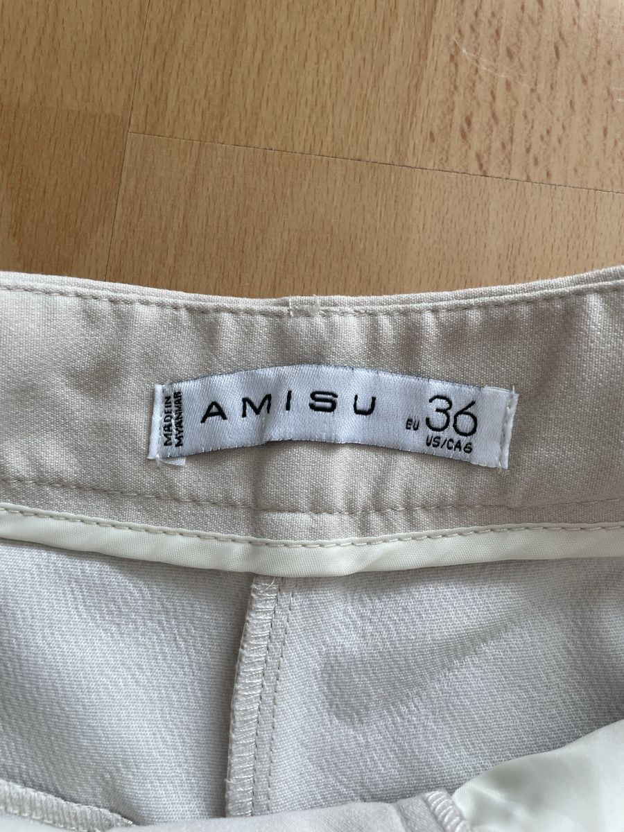 Pantaloni: Beige Shorts – Usato da Ebikon venduto da van_qg5n 2