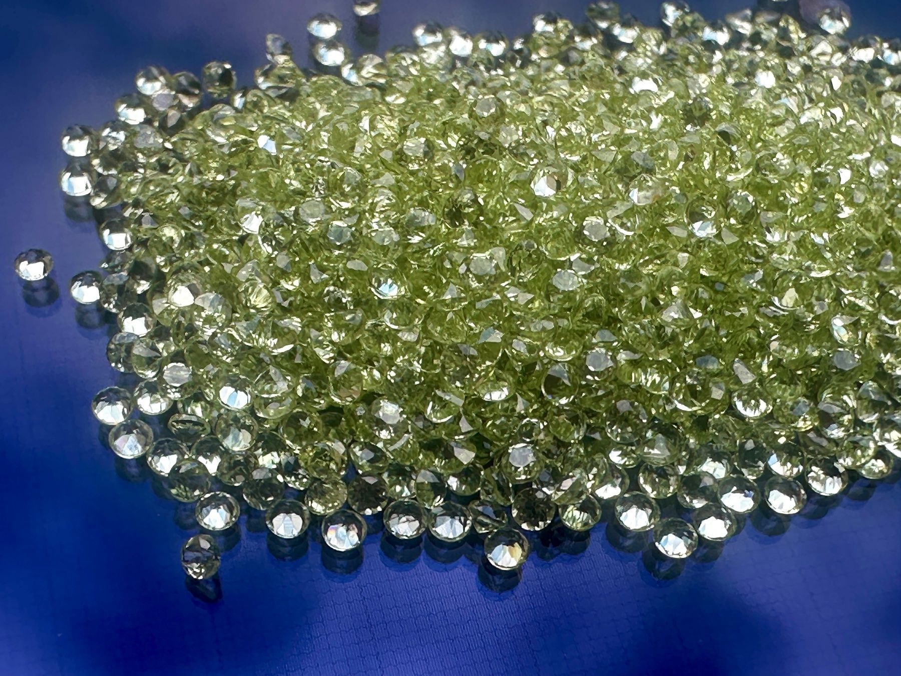 Edelsteine: 100 Stück fein brillantgeschliffene Peridot-Pointer 1,5 mm – Neu (gemäss Beschreibung) aus Langenthal von Seelenfreunde 7
