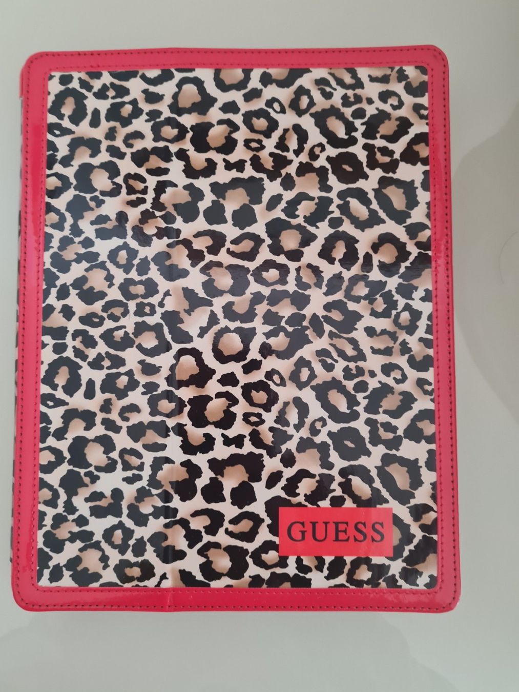 Guess Cover & Protezioni schermo: iPAD HÜLLE CASE GUESS LEO MUSTER – Usato da Steg im Tösstal venduto da goldlionfree