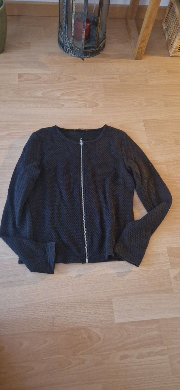 Only Giacche: Schwarze ONLY Strickjacke mit Zipper, Grösse XS – Usato da Rüfenacht BE venduto da Loeti1992 1